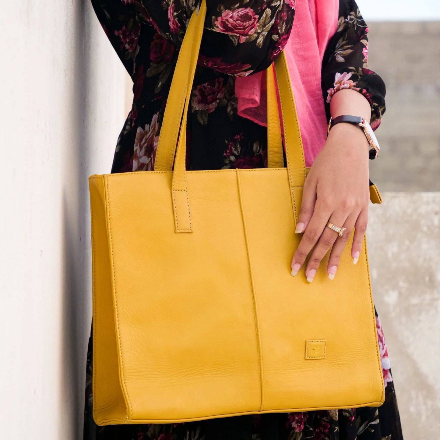 "Chic Mustard Yellow Leather Zipper Tote Bag for Everyday Elegance"